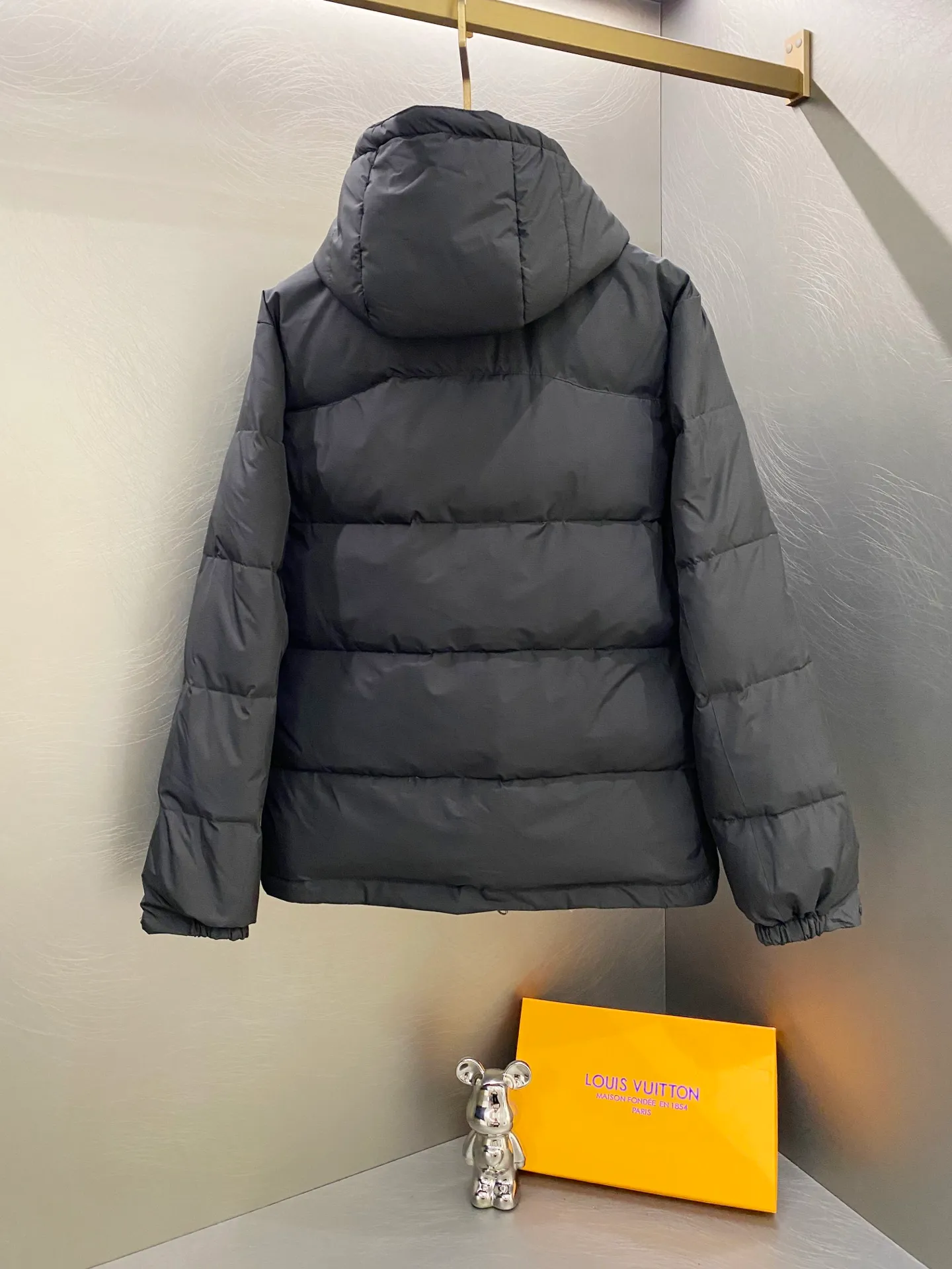 P700 Ralph Lauren/Ralph Lauren classic style winter new bright leather black down jacket jacket with removable hood extra thick plus velvet down jacket windproof and waterproof couple model [top version sold with anti-counterfeiting buckle] Purchase the original mold to create a full set of customized accessories Details determine success or failure 1. Imported barudan/Behringer embroidery machine customized 10,000-needle electric embroidery uses imported No. 7 needle imported embroidery thread to ensure that each word is full, three-dimensional and clear. It can be called the most expensive embroidery logo 2. It is filled with national standard 80 white duck down and has better thermal insulation performance. It is light and not heavy and has good fluff recovery after compression. 3. The inner lining is made of nylon and has a double-layer sealing design that will not cause any velvet leakage. The adjustable hem with a built-in drawstring buckle can prevent wind and cold. Ralph Lauren comes from the United States and has a strong American flavor. There are two brands under the name of Ralph Lauren: Poloby Ralph Lauren and Ralph Lauren has created a sales field of high-quality fashion in the world, and continues to promote the reputation of designer Ralph Lauren and the glorious image of the Ralph Lauren brand. Accessories: Original tag, washed label + electroplated YK zipper logo, the same style for both men and women, a must-have winter style. Color: bright black, matte black, navy blue, size: M~XXL